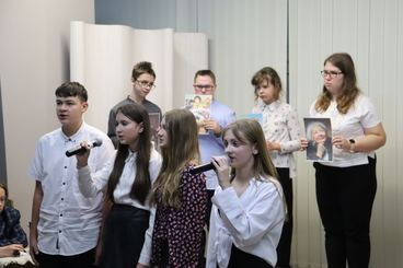 Inscenizacja z udziałem uczniów wieluńskich szkół w Bibliotece Miejskiej - dotyczyła Nagrody Nobla